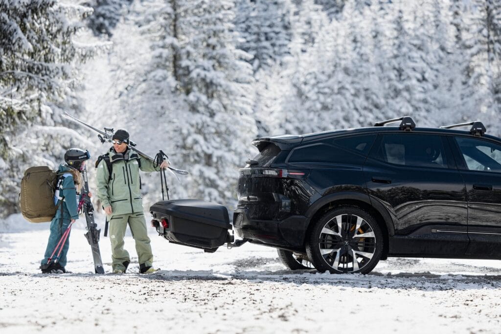 Schwarze Thule Arcos Heckbox auf Anhängerkupplung montiert für Skiurlaub im Schnee